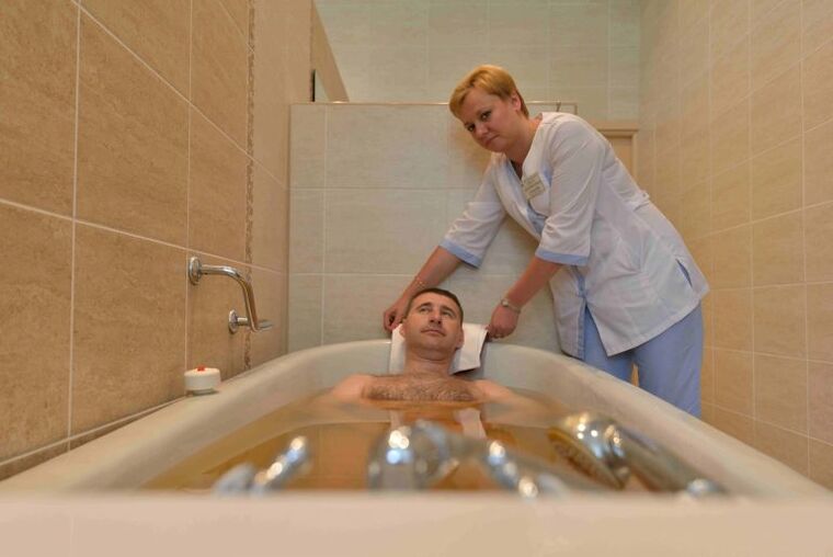 Prendre un bain de pin soulagera l'état d'un homme atteint de prostatite